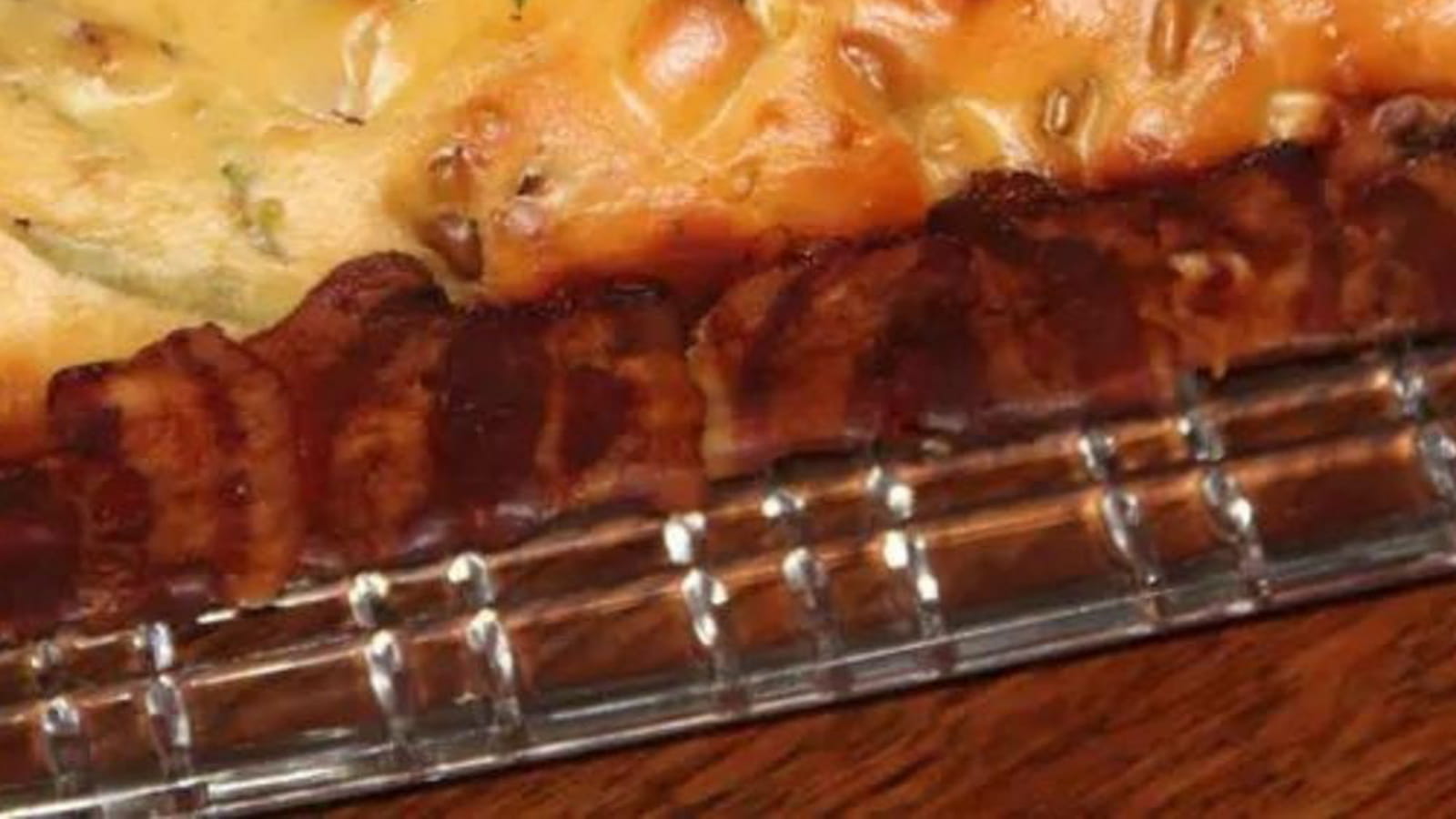 Cake champignons, graines de tournesol et jambon en robe de poitrine fumée