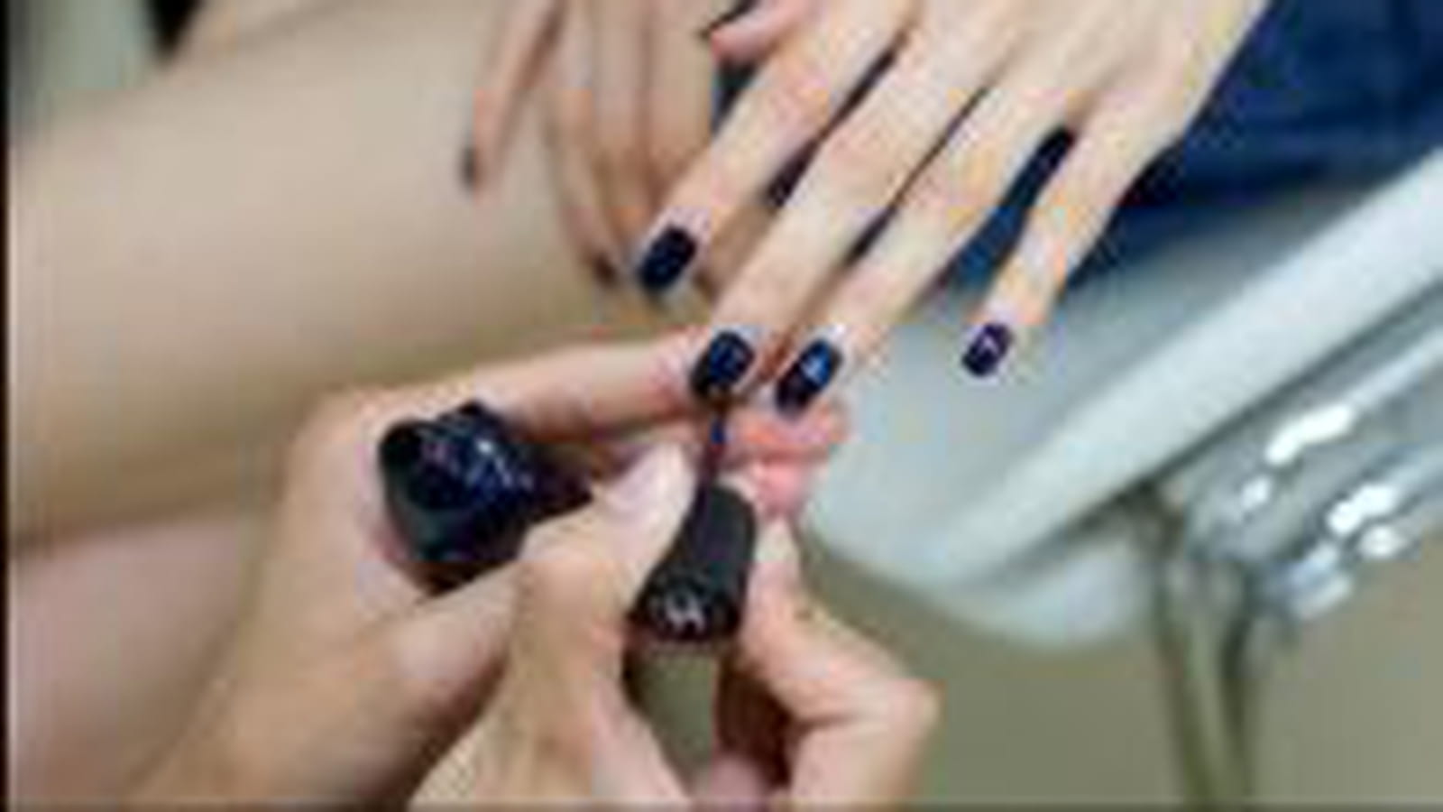 Des ongles couleur nuit