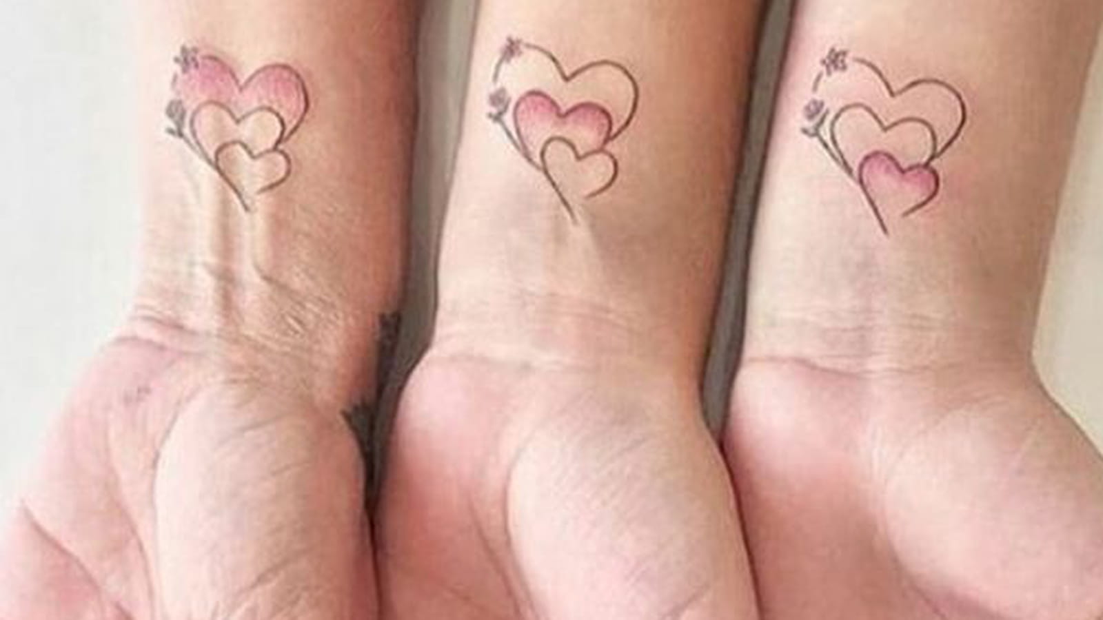 Triple coeur sur le poignet