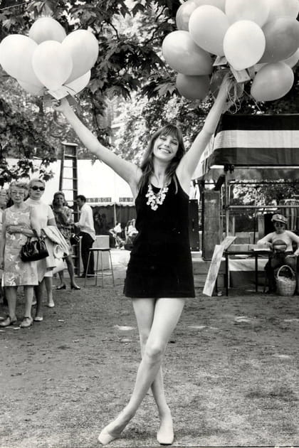 Jane Birkin en mini robe noire typique du Swinging London