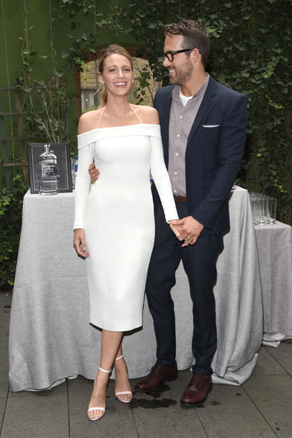 Blake Lively en robe blanche à encolure Bardot