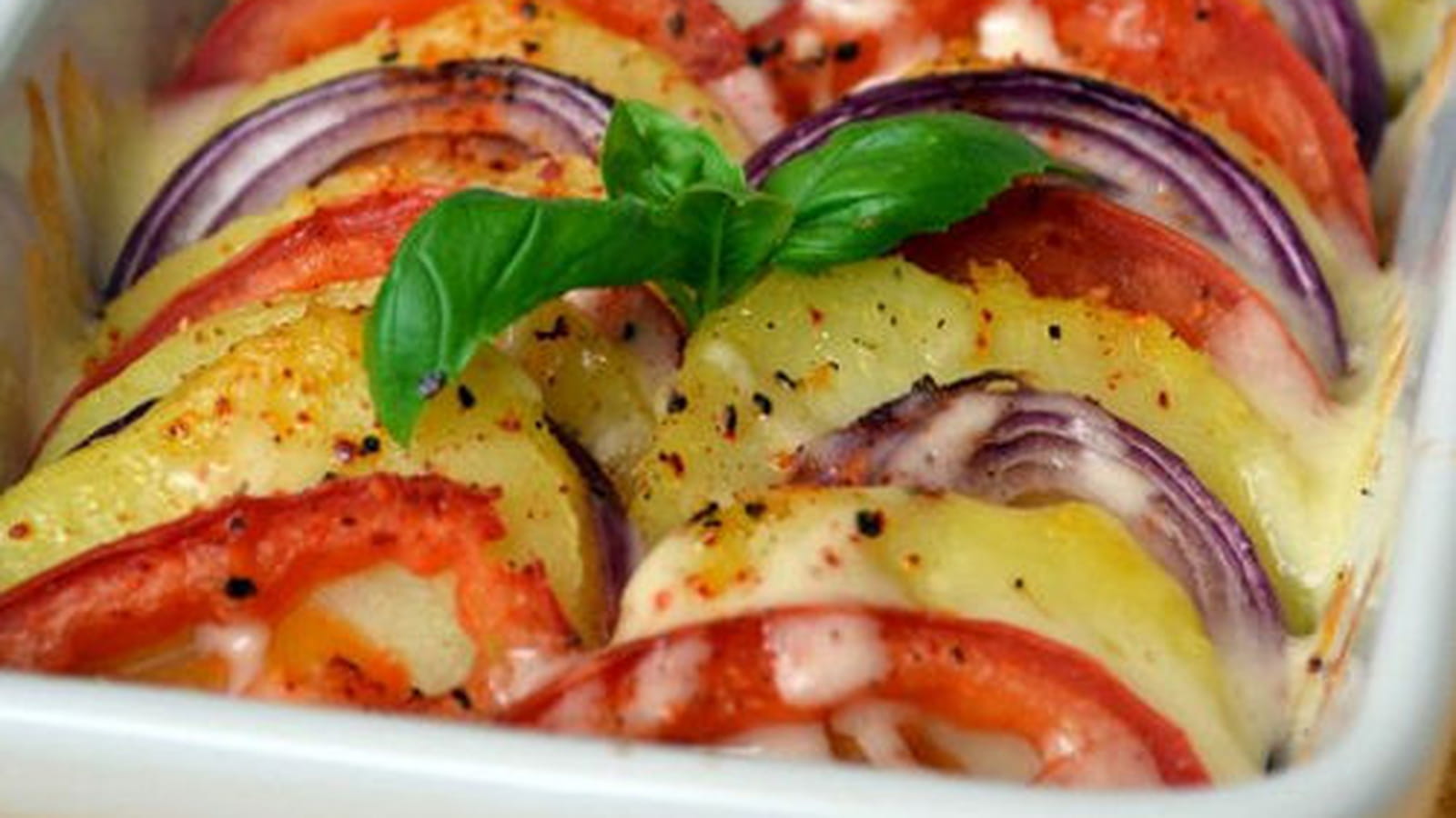 Tian de pommes de terre, tomates et oignons rouges à la mozzarella