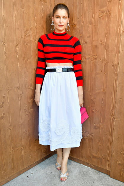 Laetitia Casta en jupe midi blanche et haut rouge et noir Miu Miu