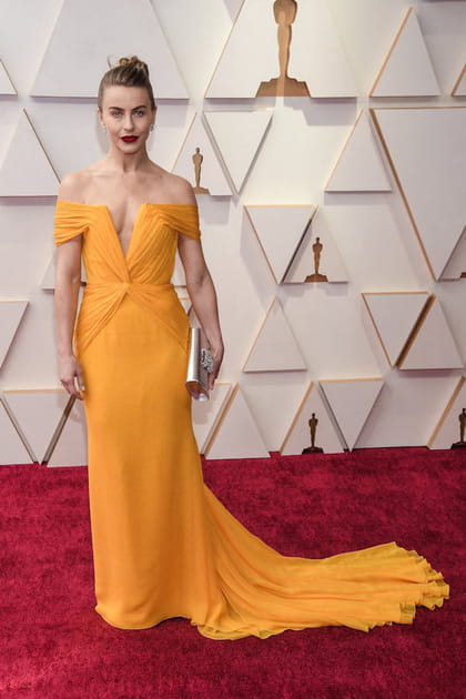 Julianne Hough en robe Pamella Roland