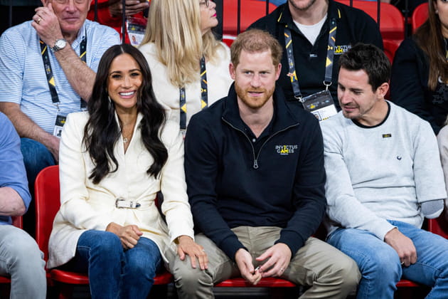 Discr&egrave;te (ou pas) main sur le genou