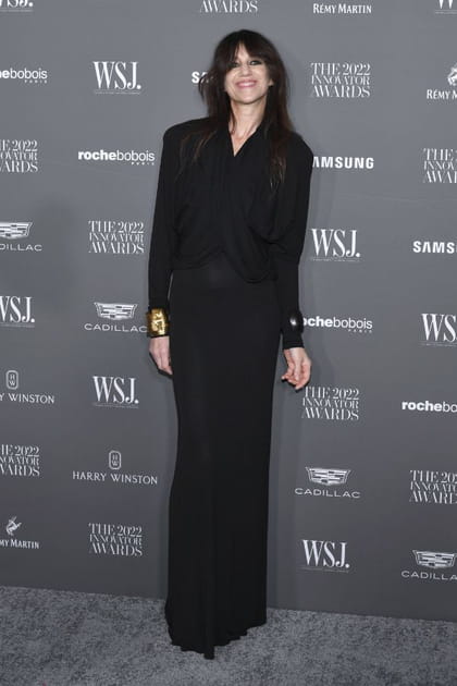 Charlotte Gainsbourg en robe noire à détails de fronces