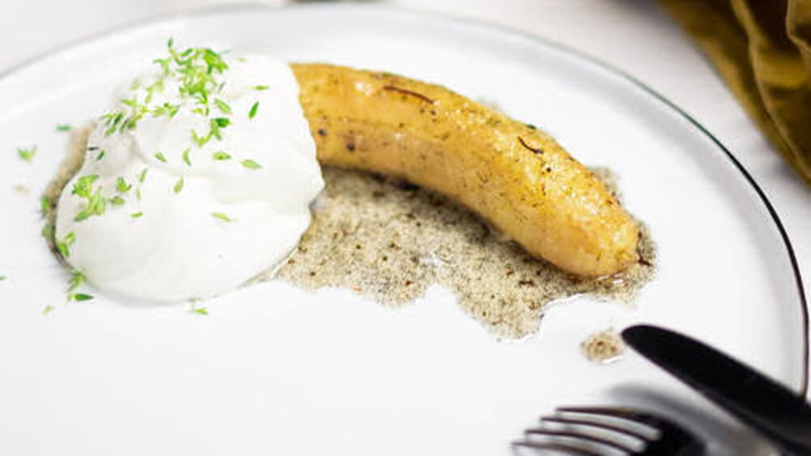 Bananes au four, chantilly au thym et sirop à la vanille