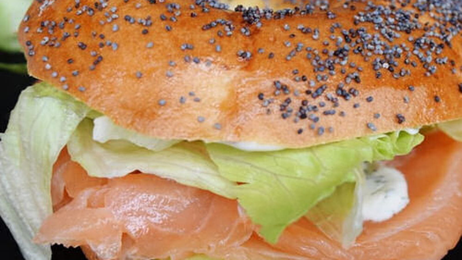 Bagel au saumon, concombre et crème fraîche