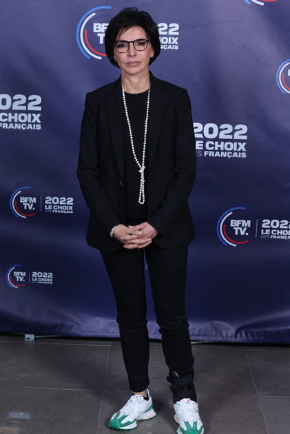 Rachida Dati en total look noir avec un tailleur et des sneakers