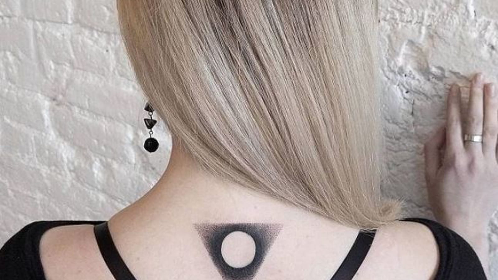 Triangle et cercle entre les épaules