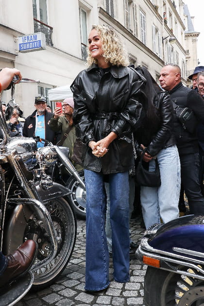 L&aelig;ticia&nbsp;Hallyday en veste oversize en cuir noir et jean flare bleu