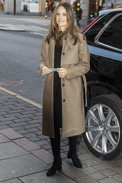 Sofia de Suède en manteau camel et robe noire