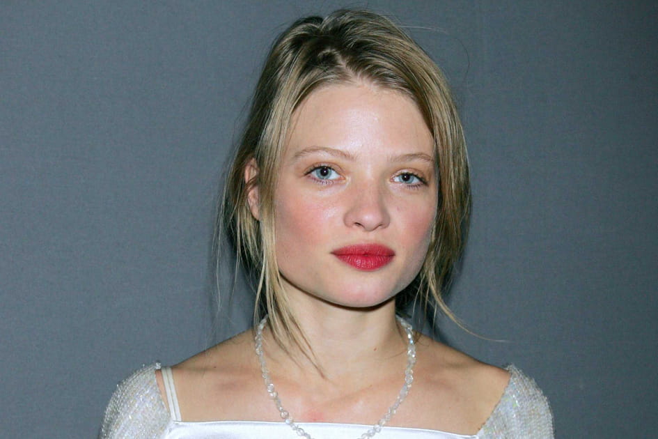 M&eacute;lanie Thierry, f&eacute;minine avec ses pommettes rose bonbon