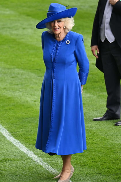 Camilla Parker-Bowles en robe longue bleu cobalt