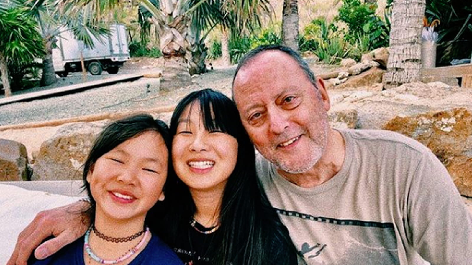 Jade et Joy Halliday et Jean Reno