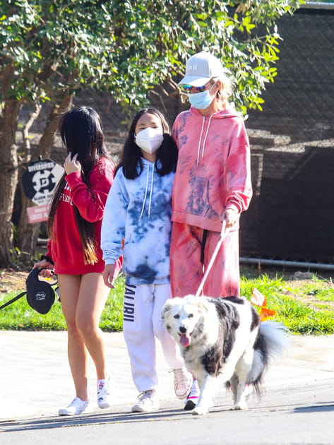 L&aelig;ticia Hallyday en hoodie tie and dye