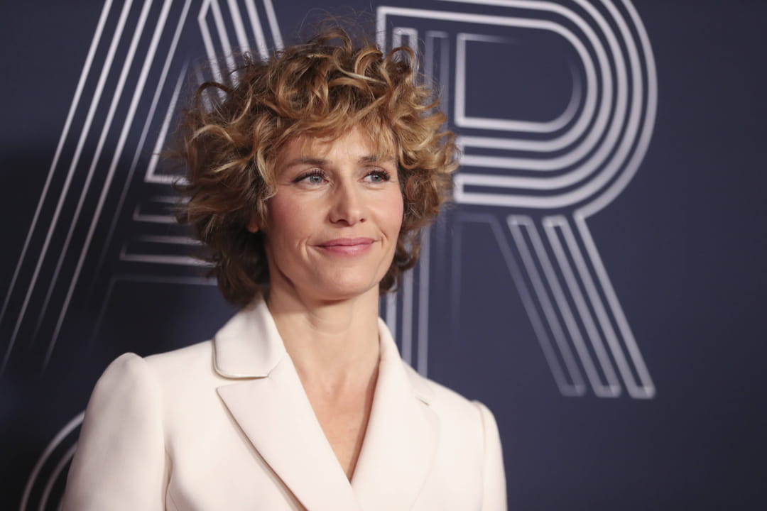 Cécile de France, radieuse avec sa coupe courte bouclée