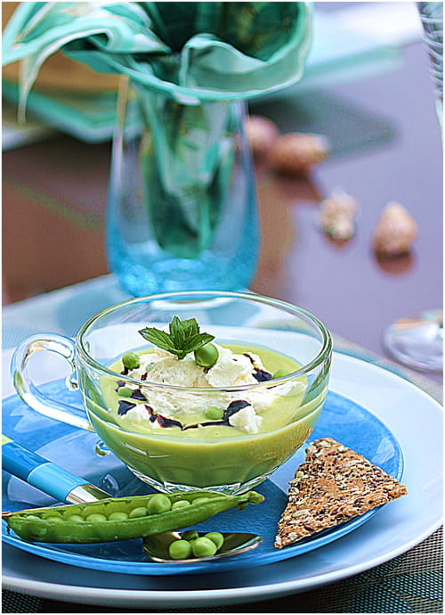 Velouté glacé d'été aux petits pois, avocat et sa chantilly aux 2 fromages