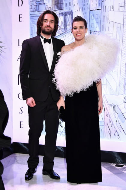 Charlotte Casiraghi en robe fourreau asym&eacute;trique &agrave; plumes