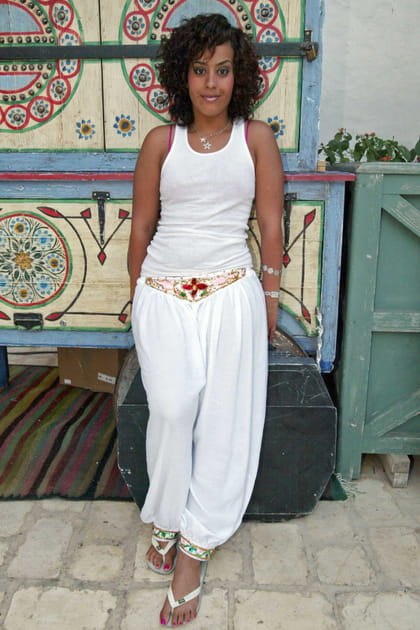 Amel Bent en d&eacute;bardeur blanc et pantalon fluide assorti