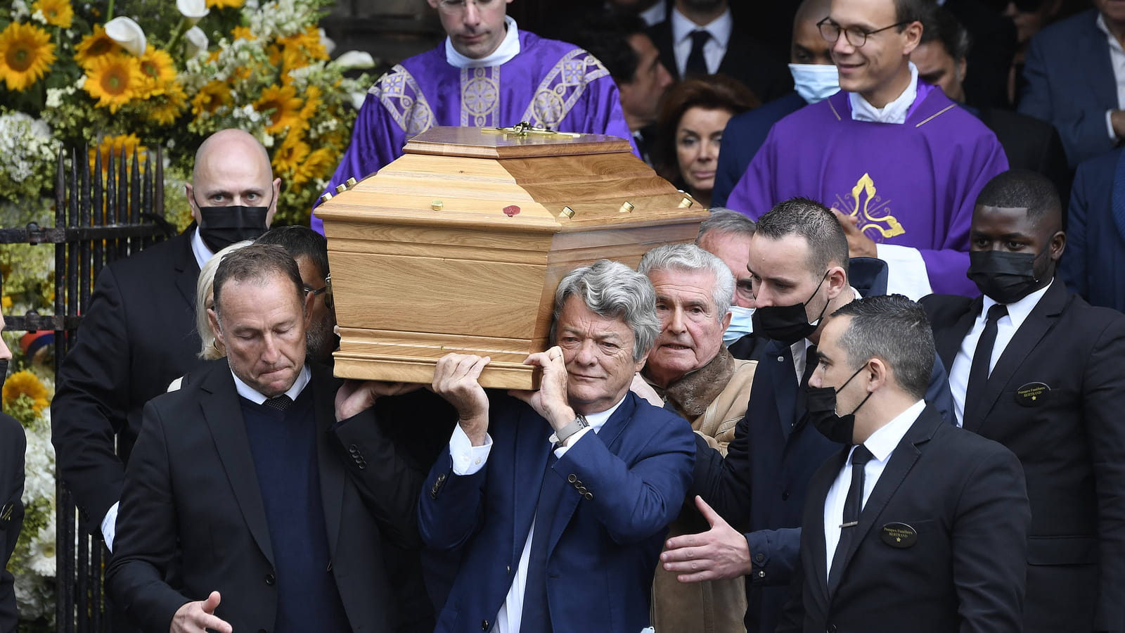 Jean-Pierre Papin, Jean-Louis Borloo et Claude Lelouch portent le cercueil