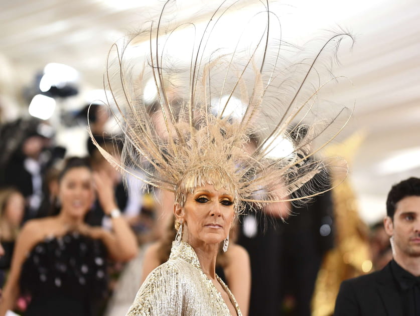 C&eacute;line Dion avec sa couronne de plumes