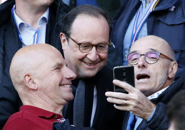 Fran&ccedil;ois Hollande ne refuse jamais les photos dans les gradins