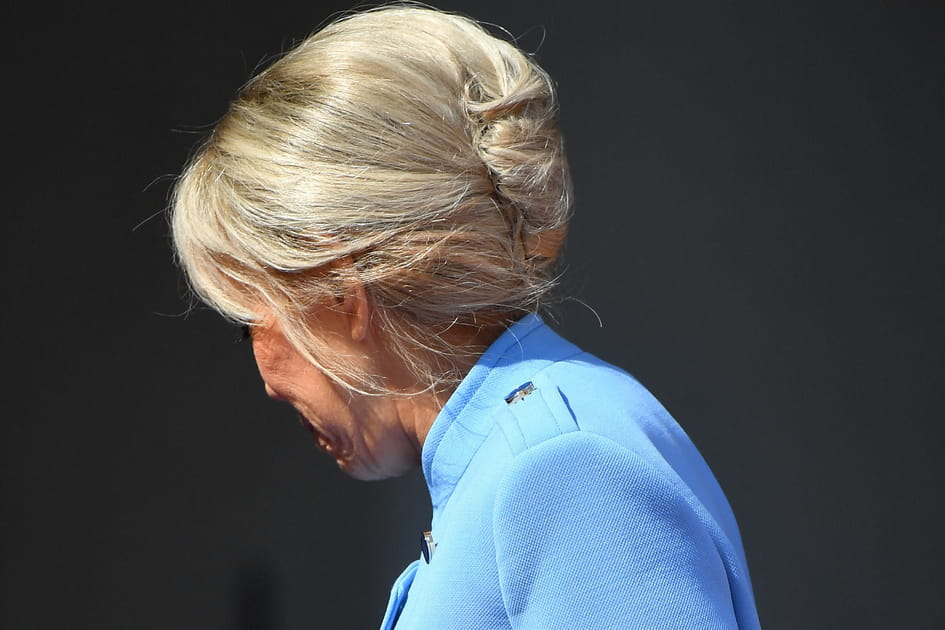 Le chignon banane blond lumineux de Brigitte Macron