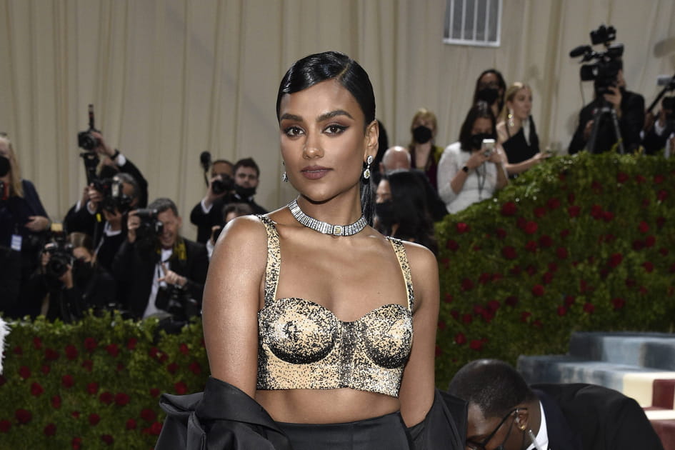 Le chignon wet de Simone Ashley