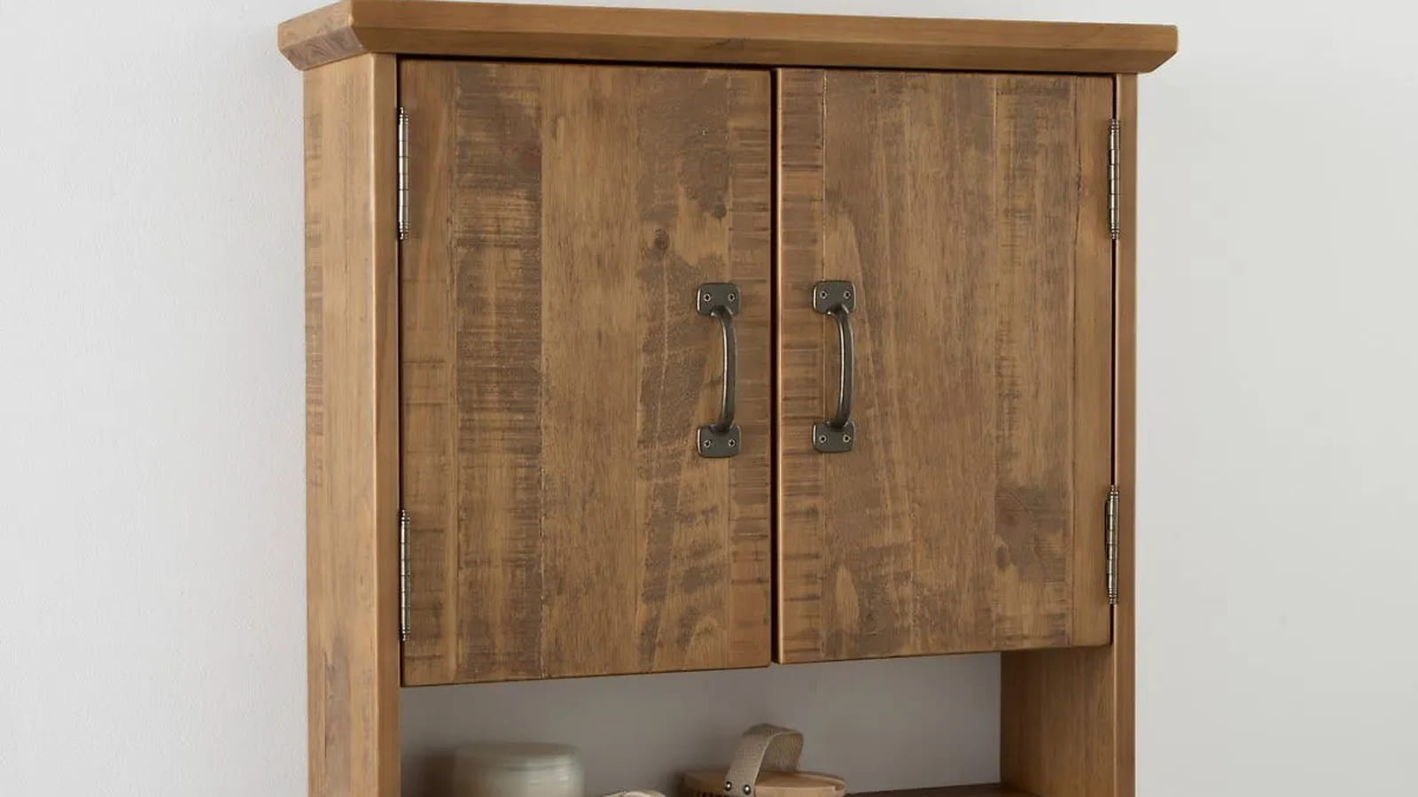 Une armoire à pharmacie rustique