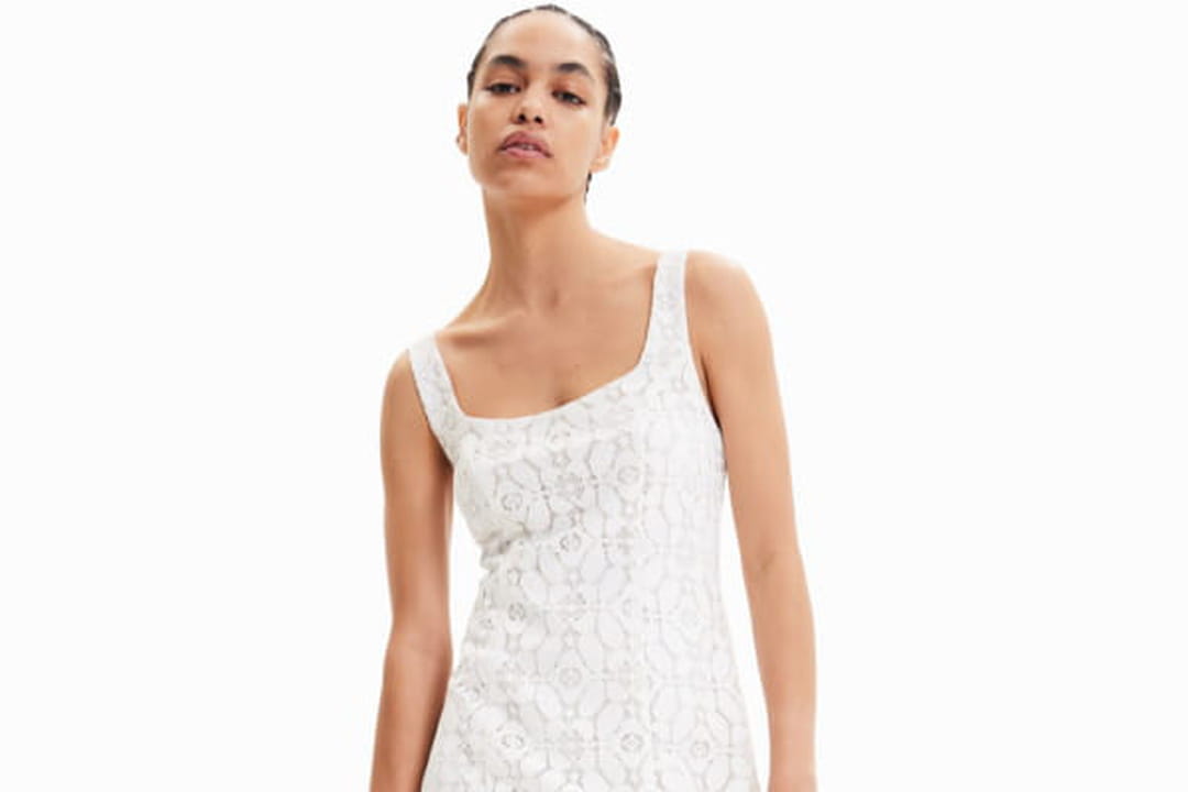 Robe blanche courte en dentelle