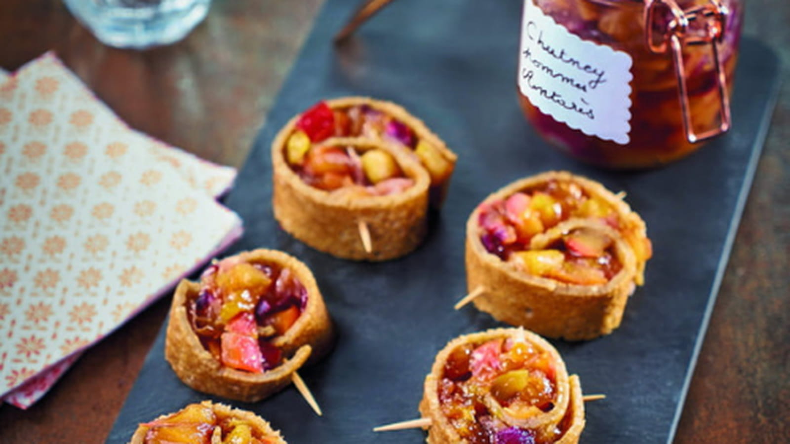 Mini wrap sarrasin, chutney de pommes Antarès®, oignons rouges, cranberries et lanières de bacon