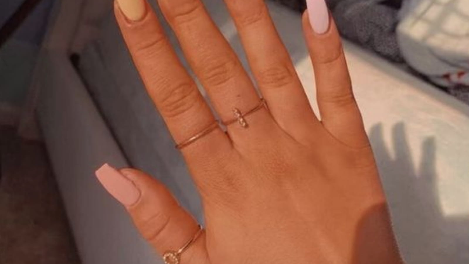 Des ongles multicolores en forme de ballerine
