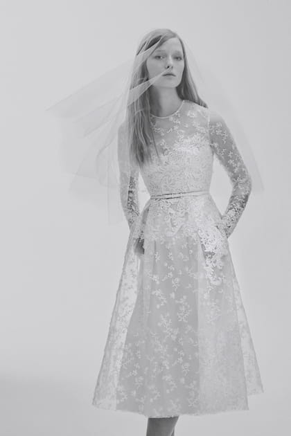 Une robe de mari&eacute;e mi-longue