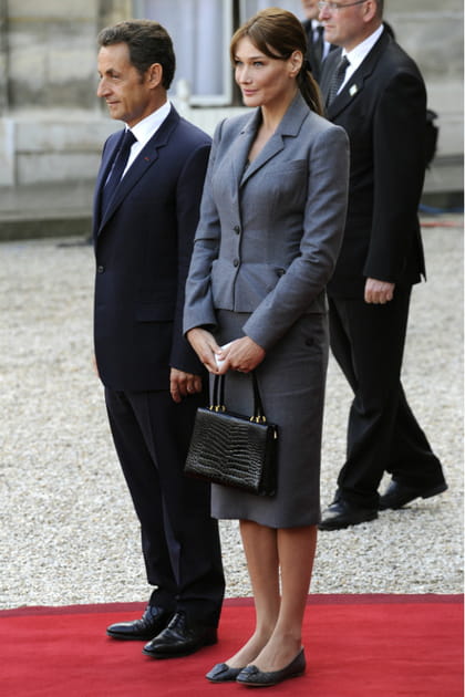 Carla Bruni en tailleur gris