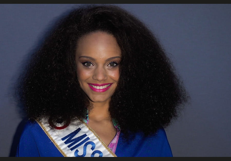 La bouche flashy d'Alicia Aylies