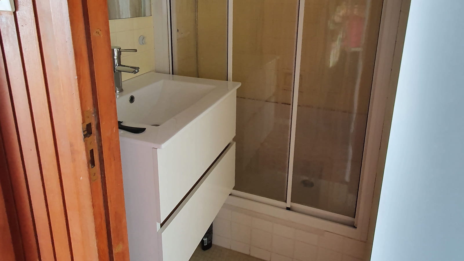 Salle d'eau avant 