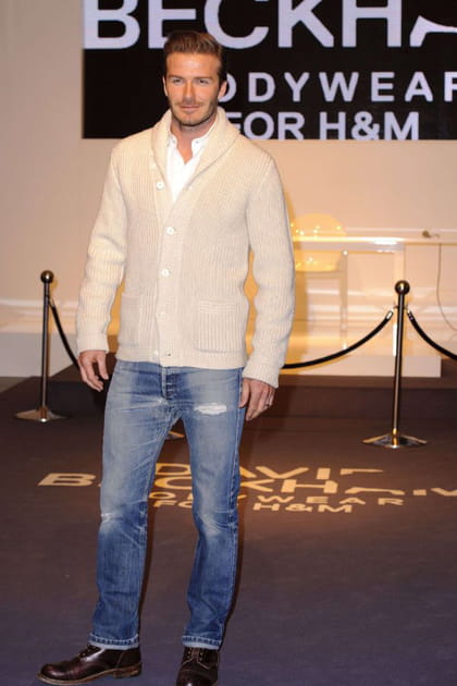 David Beckham en cardigan épais crème et jean délavé