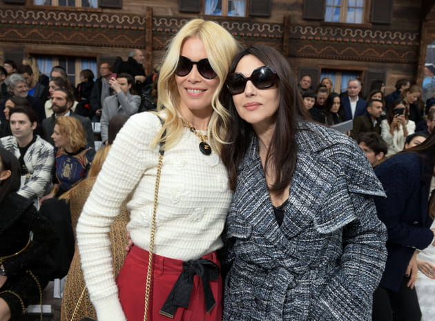 Claudia Schiffer et Monica Bellucci se retrouvent au d&eacute;fil&eacute; Chanel