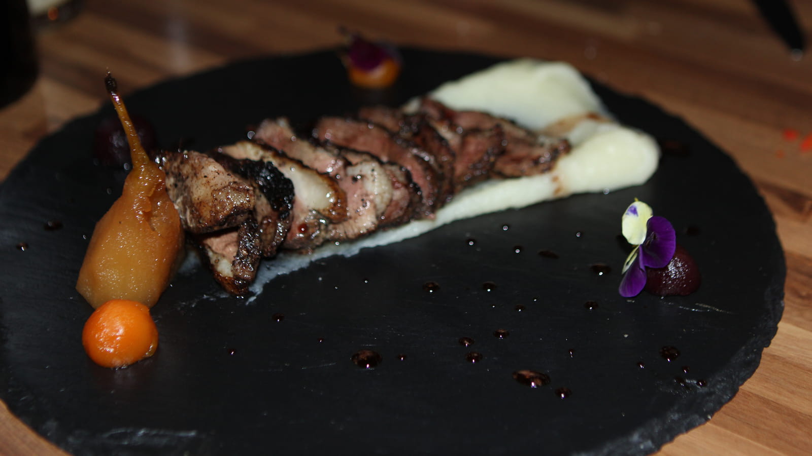 Magret de canard et ses poires confites