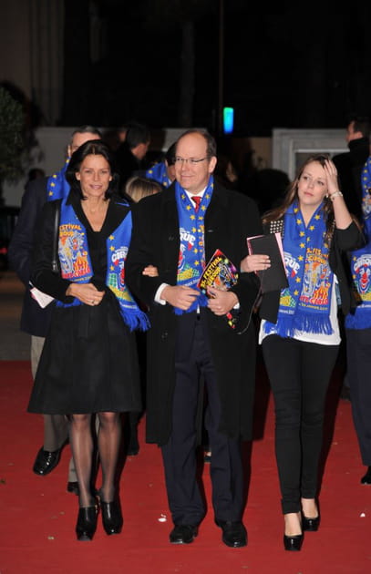 St&eacute;phanie de Monaco en manteau ceintur&eacute; noir