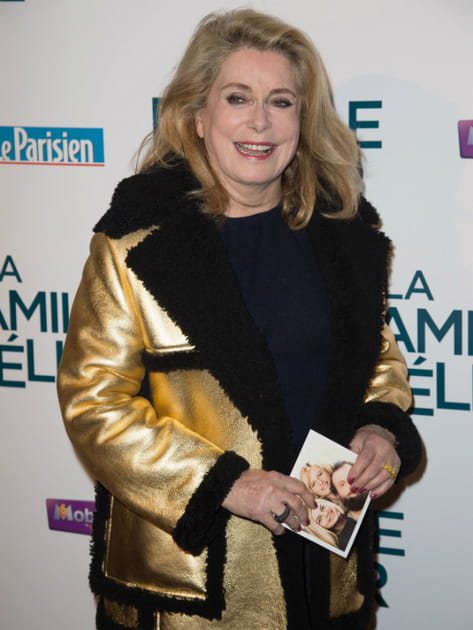 Catherine Deneuve en blouson aviateur doré