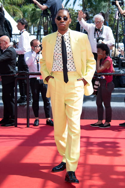 Jeremy O.Harris en costume jaune et chemise à pois Valentino