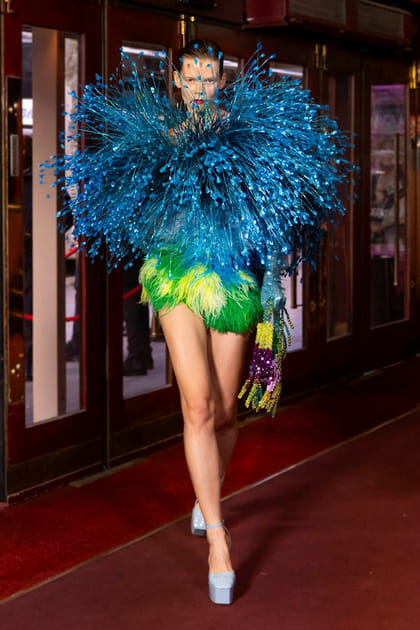 Minijupe vert fluo et top graphique bleu aperçus sur le défilé Germanier