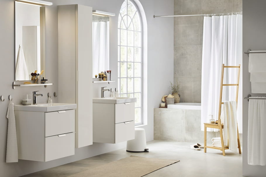 Salle de bains blanche : pourquoi faire honneur à cette valeur sûre ?