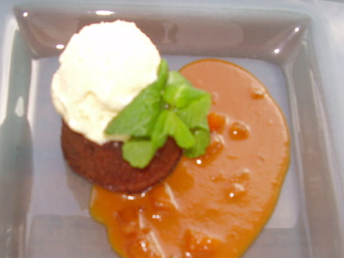 Chaud-froid frangipane-vanille, coulis de caramel