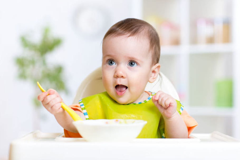 A quel âge bébé mange-t-il seul ?