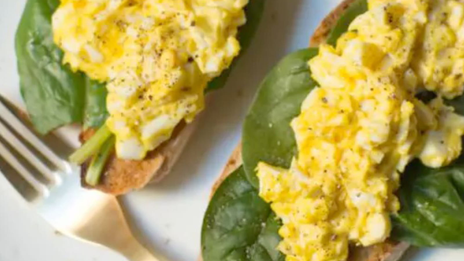 Tartines oeufs et épinard