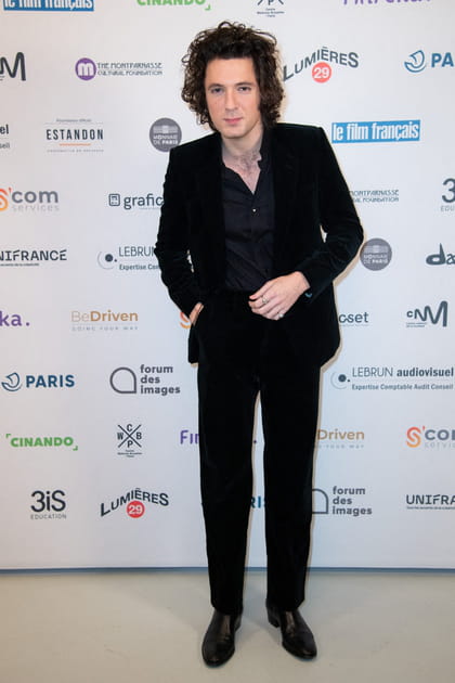 Vincent Lacoste, un acteur Français à l'allure rock en 15 looks de "beau gosse" rétro