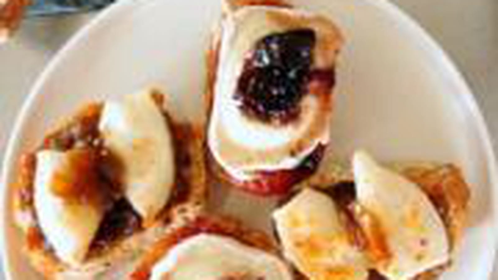 Pintxos chipirons-oignons confits et tomates-chèvre-cerises